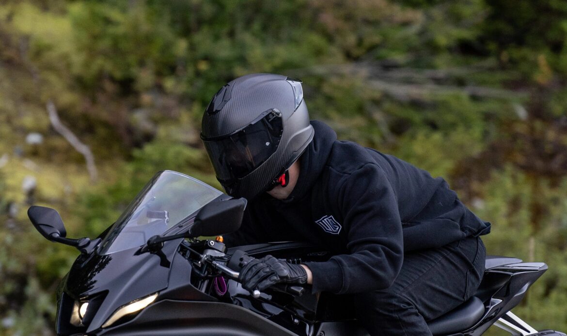 Motorcyclist wearing helmet, illustrating 2025 helmet laws in Connecticut. Motorcyclist wearing a helmet on a black sportbike in Connecticut – 2025 motorcycle helmet law guide